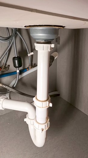 Replacing a leaking basket strainer🚰💦 This kitchen sink strainer developed a small leak for client. It was installed only 4 years ago during a basement remodel #plumbing #plumber #diy #fyp #reels #homerepair #plumbingrepair #foryou #plomero #handyman | The Plumberlorian