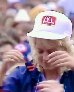 8.9K views · 241 reactions |  Roy Orbison ~ Oh, Pretty Woman (Live at Farm Aid 1985) 鹿  ❤️ | Suhendy Gandez | Facebook