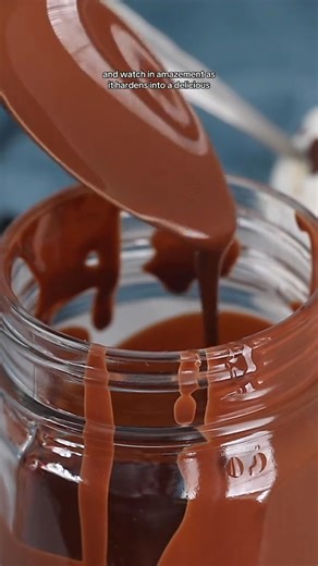 MAGIC SHELL AT HOME! It’s truly magical ✨ FULL INSTRUCTIONS IN BIO 1 cup chocolate chips 1⧸4 cup coconut oil #cookies #fyp #foryou #usa #recipe #magicshell #chocolate #fypシ #dessert | Rosefastfood