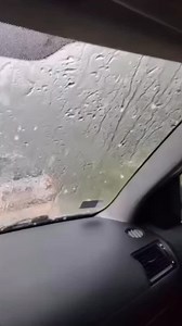 Opasno nevreme praćeno jakim pljuskovima i gradom, zbog čega je Republički hidrometeorološki zavod Srbije (RHMZ) objavio hitno upozorenje, već je stiglo u Srbiju, a pogledajte snimke apokaliptičnog nevremena zabeleženih u Valjevu i Kragujevcu. Video: 192.rs | Dnevnik