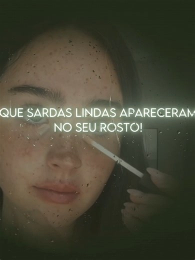 SARDAS | SUBLIMINAL ↓benefícios↓ PRIMEIRO, VOU EXPLICAR COMO OCORRE A FORMAÇÃO DAS SARDAS ↓ — como sardas surgem? surgem devido a uma combinação de GENÉTICA e LUZ ULTRAVIOLETA. A maioria das pessoas com sardas possui uma variante específica no gene MC1R. Esse gene é responsável por instruir o corpo sobre que tipo de melanina produzir. Com a variante do MC1R, as células produzem mais feomelanina, que torna a pele mais clara e propensa às sardas ↓ ↓ - o subliminal te faz possuir esse gene para que