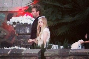 Avril Lavigne sposa di Chad Kroeger per un matrimonio dark-gothic (FOTO)