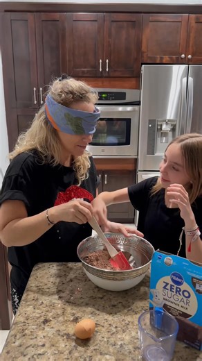 Esta Navidad cambia lo material por lo inolvidable. 100 Aventuras para Consentir a Mamá es el regalo perfecto para crear recuerdos juntas y fortalecer ese vínculo único. Un regalo que dice “te quiero” sin decirlo. 👉 https://100aventuras.cl/products/100-aventuras-para-consentir-a-mama | 100Aventuras • Experiencias para conectar