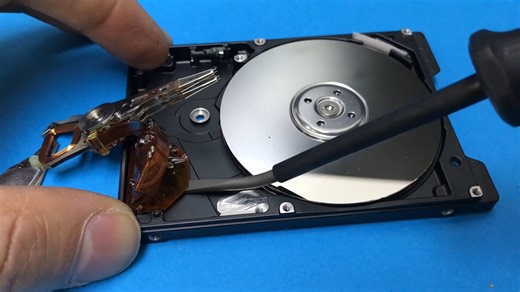 拆解丢弃旧硬盘的驱动器，获得超强无刷电机