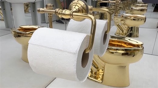 Über zehn Millionen Dollar | Gold-Klo sorgt für teures Geschäft