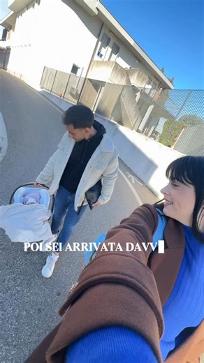 Beatrice Gherardini on Instagram: "Prima che tu arrivassi, ti abbiamo immaginata in ogni piccolo gesto. Nei preparativi, nelle scelte fatte con il cuore, nel desiderio di accoglierti nel modo più sicuro e amorevole possibile. Abbiamo preparato tutto pensando a te, ancora prima di poterti stringere tra le braccia. Poi sei arrivata davvero. Così reale da togliere il fiato. E in quel momento, ogni dettaglio preparato durante l’attesa ha trovato il suo senso. Perché l’amore inizia molto prima di un