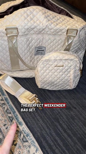 An awesome weekender bag set with a seperate shoe compartment #weekenderbag #weekenderbagsforwomen #duffelbag #duffelbags