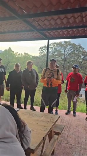 ¿Qué pasa cuando el orgullo no se trata de sentirse más que los demás… sino de mirar atrás y decir: "Lo logré, valió la pena"? Francisco nos comparte un orgullo que nace del esfuerzo, del compromiso con uno mismo y con su familia. Un orgullo que no se grita, se vive. Francisco, habla desde el corazón sobre lo que significa caminar con la frente en alto, no por vanidad, sino por haber recorrido un camino con propósito. Por haber cumplido metas personales, familiares y profesionales… ¡y seguir cam