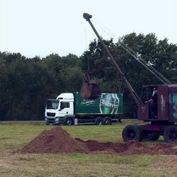 Alter historischer Bagger baggert in Venne