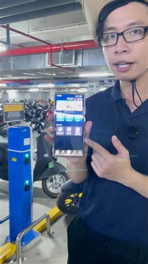 📢 Hướng dẫn Sạc MIỄN PHÍ Xe Máy Điện VinFast tại Trạm V-Green mà KHÔNG cần đăng ký eSIM! 🚀 ⚡️ Xe VinFast của bạn KHÔNG CÓ eSIM? Đừng lo! Bạn hoàn toàn có thể sạc tại trạm công cộng V-Green một cách dễ dàng và lại còn đang được MIỄN PHÍ! 💡 Cùng xem ngay quy trình thao tác sạc vô cùng đơn giản chỉ với 3 bước được hướng dẫn trong video này! 🔥 ĐẶC BIỆT: Xe máy điện VinFast đang được MIỄN PHÍ SẠC tại tất cả các trạm V-Green trên toàn quốc đến hết ngày 31/05/2027! ______________________________ VI