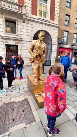 London Levitating Goldman Living Statue playing tricks with the audience. #livingstatue #floating