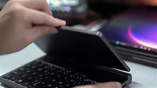 GPD掌上笔记本电脑，小巧便携性能强，办公游戏流畅不卡顿，出差旅行好搭档，轻松应对多任务处理，随时随地高效工作娱乐两不误。