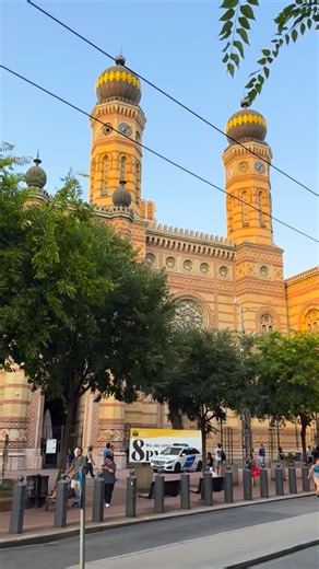 The largest synagogue in Europe is in Budapest. #budapest #fblifestyle #bestairbnb #hungary | Lofttraveller Budapest