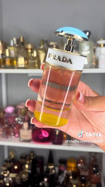 Prada Candy Sugar Pop by Prada — sweet, playful, and ultra-feminine! Fragrance Notes: Top Notes: Red Apple, Bergamot & Green Citrus Heart Notes: White Peach & Floral Notes Base Notes: Vanilla & Caramel Longevity & Projection: Moderate performance — generally lasts around 5–6 hours and stays closer to the skin, especially in cooler conditions . Some users find it lingering faintly on clothes even overnight. she’s the sweet little sister of the Candy family, sparkling with apple and peach, and wra