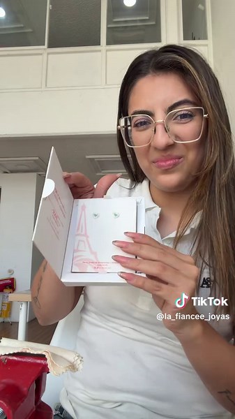 Último Mini Drop de Topos de Esmeralda Natural💚 ➕ Plata 925 El diseño que escojas te lo puedes llevar por solo $110.000 y con el envío gratis en todo Colombia 🤩🇨🇴 Info en el link del Perfil✅ #JoyeriaColombiana #esmeraldas #aretes