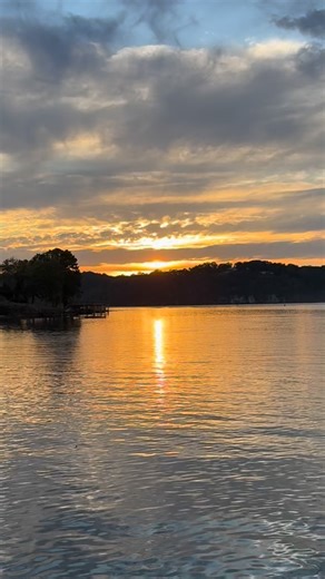 Tennessee Sunsets are spectacular!! #ironmarriage #greatloop #emptynesters #vlog #fyp #aboardtheironmarriage #boatlife #outdooractivities #foryou #wateractivities #boating #sunsets #tennessee #tennesseeriver #chattanooga #harrisontn | Aboard The Iron Marriage