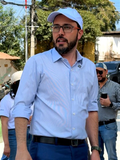 Seguimos trabajando para que cada vecino que camina o se conduce por Antigua lo haga con mayor seguridad. En la revitalización de la Calle del Hermano Pedro estamos echando punta con una obra concluida en tiempo récord. En 6 semanas intervenimos más de 1,500 m² con jornadas dobles, mejorando la conexión hacia otras aldeas del municipio. Juan Manuel Asturias ✅ Alcalde de Antigua Guatemala