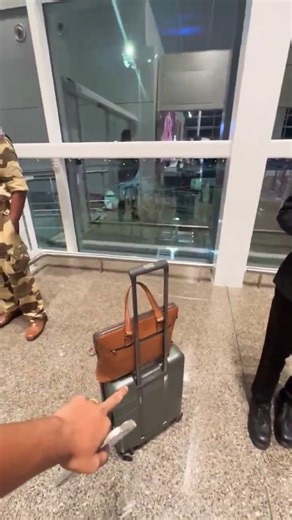 spicejet flight passenger carrying hand bag weight is excess spicejet staff asked to pay for excess.