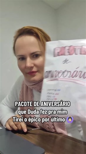 A vida como ela é on Instagram: "Dá pra acreditar que ela fez isso tudo na mão? 😱🥹😍🙆🏻‍♀️ Olha o tanto de presentes que tinha dentro desse pacote 😱😍 Ela gastou 2 dias pra fazer. Pra mim, o melhor presente que eu poderia receber dela 🥹😍😍 #aniversário #pacotedeaniversário #squich #pacotesurpresa"