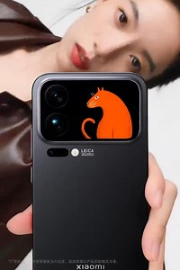 小米 : 我都出 17 Pro 小米即將推出小米 17 Pro，背面採用類似 iPhone 的相機橫條設計，內建「妙享背屏」後置螢幕。這塊螢幕可顯示時鐘、圖片、小工具，並作為相機取景器，功能類似小米 Mi 11 Ultra 的後螢幕，但尺寸更大。設計上與 Motorola Razr 和 Galaxy Z Flip 7 的外屏相似，緊貼相機模組。小米 17 系列將搭載 Snapdragon 8 Elite Gen 5 處理器，預計本月稍晚正式發表，更多細節即將揭曉！ #小米17Pro #妙享背屏 #新機預告 | UNWIRE.HK