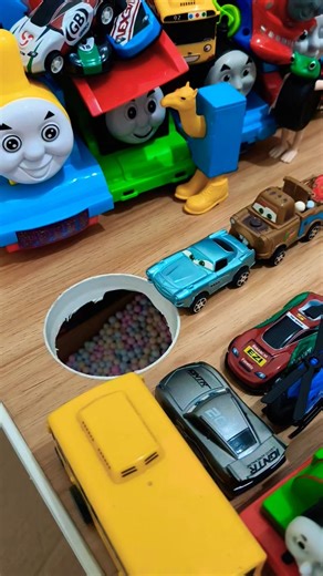 Big Blue Tayo Bus Pushing Red Lightning Mcqueen and Brown Tow Mater in Pit, Pixar Cars, McQueen