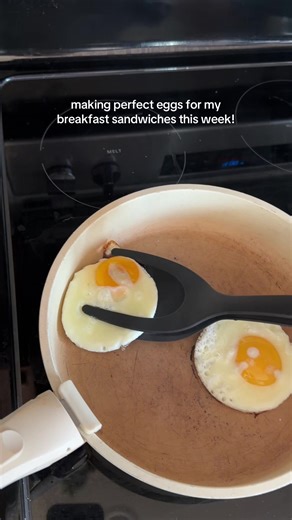 the pan has seen better days but she still do her job🫶🏼 #eggflipper #breakfastsandwiches