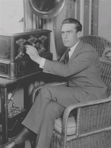 ‧₊˚♪ 𝄞₊˚⊹-𝒽arold 𝓁loyd in 𝓌elcome 𝒹anger, 1929- . . this was also his first talkie ✌🏻🥹 first time the public heard his voice in a movie, i'm so happy he passed the transition to silent movies to talkies, he was very talented. Also excuse the bad quality of the movie:( i downloaded it off YouTube and unfortunately the quality of the movie is pretty bad.. 🔖- #fyp #haroldlloyd #20s #oldhollywood #edit