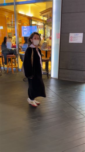 ウロンのご機嫌ラララLife style on Instagram: "2026/01/16 鼻👃🏼金 そういえば去年の1/15 フィットネスジムのオープン日と 離婚をして引越しをした日 その頃、私と娘は中目黒に住んでいた12月中旬に娘から 『ママ、私カッコいいマンションに引っ越したいから、ママもどこか探してくれない？1/5くらいまでに出てね』 ってサラッと言われた😅 私は物件探すどこじゃなく、ジムの立ち上げでてんてこ舞い とりあえず引越し業者に電話かけ 『どこに引っ越すかわかりませんが1/15に予約だけお願いします』と 波瀾万丈な人生だった私は、こんなことくらい楽勝🕺🏾 1週間ほどで今の物件見つける さて、当日はどうしたもんか🤔 ✅オープン日に私は絶対休めない ✅引越しはお昼に予約した パパに実家の家具搬出をお願い🙏 中目黒の家にも寄ってもらい荷物搬出 でもここには誰もいない ポストに鍵を貼っておくので、勝手に入って荷物運んでくださいと💦 そして今の新居へ。 新居にはえーちゃんたちに待機しててもらい、搬入 周りの人の協力で無事に引越し完了💦 家主不在でよく出来たわ�