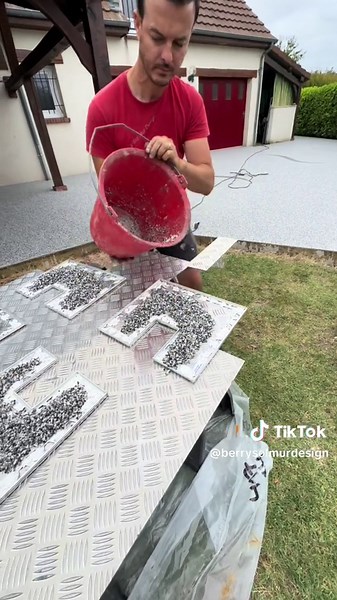 Mise en place de baguette, aluminium autour des plaques alu pour les plaque de regard #astuce #tuto #idée #chantier #tutoriale #amenagement #berrysolmurdesign #video #moquettedepierre😁💪u #moquettedemarbre #tiktok #finitions #étanchéité #aménagement #terrasse #balcon #marche #terrassebéton #création