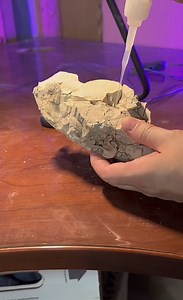 Part 1 — A Life Frozen in Time 🦴🌄 This oreodont was discovered in the Wyoming badlands, preserved in the White River Formation. Around 35 million years ago, during the Oligocene Epoch, strange mammals like this once ruled this land. This young oreodont, “Jasper,” never reached adulthood — but its story lives on through stone. ⏳✨ The journey into deep time begins… Stay tuned 👀🔥 #Oreodont #FossilDiscovery #Paleontology #Wyoming #Badlands #Prehistoric #NaturalHistory #science #DeepTime #usareel