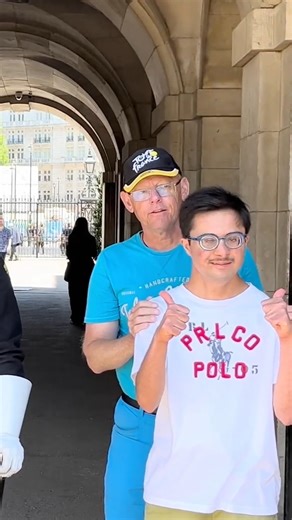 Kind Hearted King's Life Guard Peter Ellis Creates Unforgettable Moment for Child! | Royal Guard England