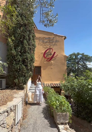Une adresse complètement insolite à découvrir dans le Var 🤍 Imaginez manger au cœur d’une véritable grotte naturelle, entouré de roche et de pierre, puis profiter d’une terrasse avec une vue magnifique sur les gorges et la rivière… 😍 Et côté cuisine, on s’est vraiment régalés avec le foie gras et le burger 🤤 Une belle surprise autant dans l’assiette que dans le cadre ! 📍 La Grotte — Trans-en-Provence (83) Une adresse qui change vraiment des restaurants classiques et qui mérite clairement le 