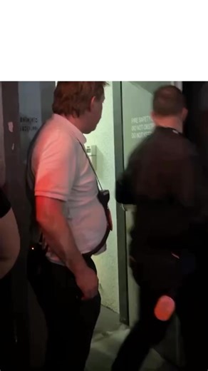 La "Reine de la lingerie" Addison Rae est sortie en sous-vêtements pour dire au revoir aux fans qui l'attendaient dehors après un "spectacle burlesque" sur scène 😬 | Icônes