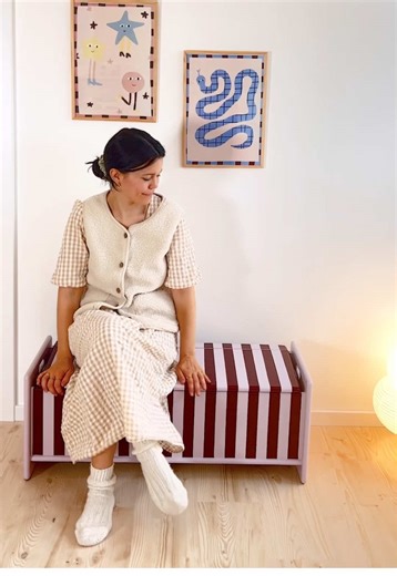 5 Kids 🛠️ Upcycling Projekte 😍 ⠀ Manchmal braucht es gar nicht viel Neues 💎 , sondern einfach nur ein bisschen Liebe, Farbe und den Mut, das Potenzial im Alten zu sehen. Wir haben uns gleich drei Schätze vorgenommen: Ein in die Jahre gekommenes Tretauto 🚙 , eine alte Kinderbank und einen kleinen Stuhl, der seine besten Zeiten eigentlich schon hinter sich hatte. 🪚🎨 ⠀ Für uns ist es jedes Mal wieder surreal zu sehen, was man mit ein bisschen Schleifen und der richtigen Farbe bewirken kann. „