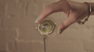 Turning a light bulb - Free Stock Video