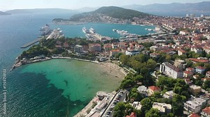 Stunning aerial footage of Bacvice Beach and the Split harbor,highlighting the Adriatic Sea’s vibrant blue waters.The video captures both maritime activities and the lively beachgoers along the coast.