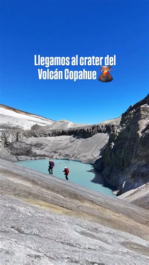 Llegamos al crater del Volcán Copahue. Uno de los volcanes más activos de Argentina… y estar frente a su cráter es una experiencia difícil de comparar. 💪Gracias @descolgados_en_el_sur por llevarnos hasta ahi! En el centro, una laguna de un celeste intenso. Alrededor, vapor, viento y un paisaje inolvidable. Este lugar no es solo una vista increíble. Es geología viva, energía en movimiento y Patagonia en estado puro. Y lo mejor es que se puede llegar hasta ahí arriba. 👉 Seguinos para ver cómo es