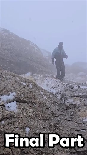Bushcraft Shelter Building in Extreme Winter Conditions