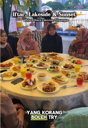 🌅🌙 IFTAR • LAKESIDE • SUNSET 🌙🌅 Berbuka bukan sekadar makan… ini moment bila azan berkumandang, angin tasik sepoi-sepoi sentuh muka, dan langit perlahan bertukar warna keemasan 🤍 Depan mata buffet panas berasap 🔥 Belakang pula sunset view Tasik Titiwangsa yang tenang & romantik ✨ Satu meja. Satu view. Satu pengalaman iftar yang susah nak cari dalam KL. 📍 White N Black Lakeside, Titiwangsa KL ☎️ 016 753 7030 ⏰ 5:30 PM - 9:15 PM | Buka Setiap Hari | Ramadhan Ini Sahaja #IftarTepiTasik #Lake