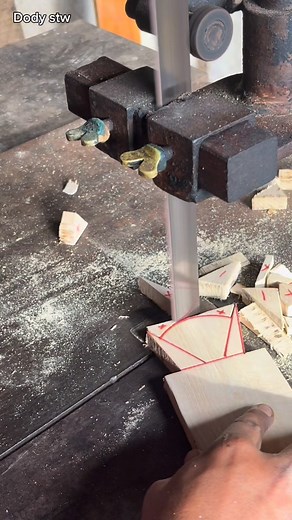 Cutting trick ✅ #fblifestyle #woodworking #tipsdantrick #bandsawskills #carpenter #creativeideas #diy #tutorial | Dody Stw