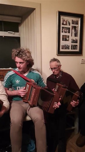 425 Great music from these musicians all names later .Daren Roach. Man in green top He was at the Knockalougha Ramblin house County Kerry.Tuesday 21st October hope you enjoy them all. | Singing Session Videos