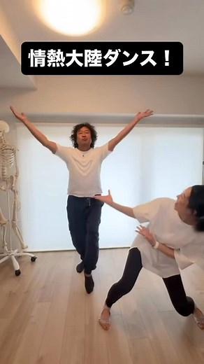 葉加瀬太郎 TARO HAKASE on Instagram: "コンサートで振付をして頂いた マミコ先生のスタジオで情熱大陸ダンス🔥 一緒に踊ってみました！ マミコ先生考案の 初めての人でも踊れる簡単ステップ。 皆さん、ぜひやってみてください！ マミコ先生 @mamiko_pilates_dance ありがとうございました。 葉加瀬太郎コンサートツアー2025 今週末は長野でお待ちしています。 ちなみに今年のコンサートでは踊りません。 最年長、天野さんが69才なのでwww #葉加瀬太郎 #tarohakase #葉加瀬太郎コンサートツアー2025 #情熱大陸"