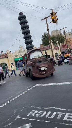 Mater takes over Radiator Springs! #radiatorsprings #towmater #mater #cars #carsmovie #dca #carsland #disney #californiaadventure #disneyland