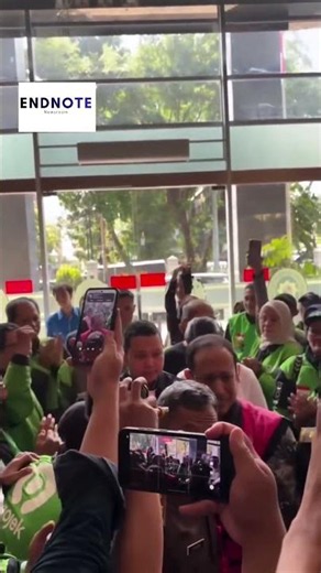 Momen nadiem makarim mendapat sambutan hangat Mitra Gojek memasuki persidangan