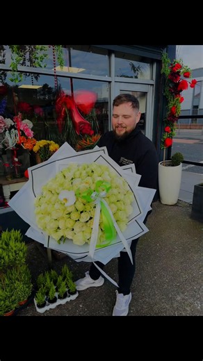 @instagram @TikTok UK @Interflora UK & Ireland @Master Florist 100 white rose bouquet 💐 🥰😍