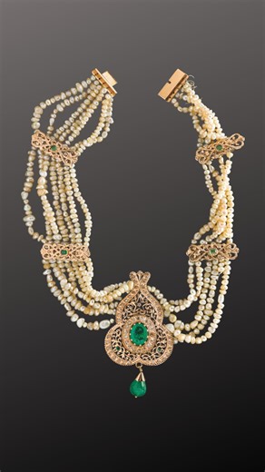 Parures en Or : Gems & Jewels on Instagram: "La Mdejja - Tangui joher Un collier marocain d’une grande noblesse, où l’or finement ajouré dialogue avec les perles, où l’émeraude, pierre de vie et de protection occupe le cœur de la parure. Portée par Son Altesse Royale la Princesse Lalla Aïcha, la lmdeja devient plus qu’un bijou : elle incarne une époque, une élégance affirmée, et la continuité d’un héritage joaillier marocain d’exception. ✨✨✨✨✨✨✨✨✨✨✨✨✨✨✨✨✨ 🇲🇦Derrière chaque bijou marocain, ily 