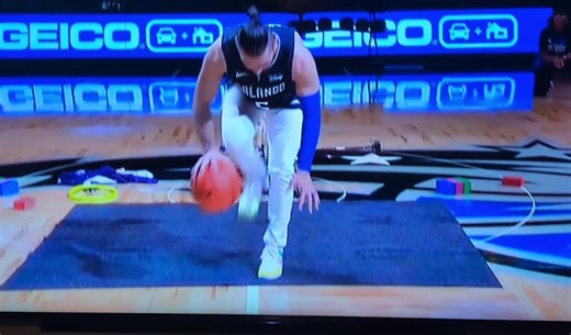 Incredible Halftime Show Featuring Talented Dog Balancing on a Basketball