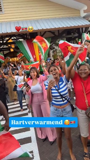 Niet gekwalificeerd? Geen probleem! ❌🤩 Ook al verloor Suriname van Panama en liep het daarmee het directe WK-ticket mis, toch stonden er woensdag honderden fans klaar om het nationale elftal een warm welkom te geven 😍 Gelukkig is Suriname nog niet uitgeschakeld: via de play-offs maken ze alsnog kans om zich te kwalificeren. De loting voor de tegenstander vindt donderdag 20 november plaats. 🙏 Heerlijke beelden toch! 🥰 🎥 @sheraldobecker | Voetbal International
