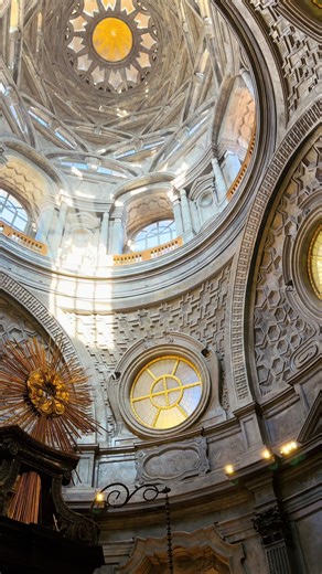 🏛️ LE MYSTÈRE DU SAINT-SUAIRE À TURIN 🇮🇹 Oublie tout ce que tu sais sur l'architecture classique ! Ce que tu vois là, c'est le cœur battant de Turin : l'autel de la Chapelle du Saint-Suaire. Un lieu chargé de mystère et de miracles. 🕯️ ✨ 📜 3 SECRETS SUR CE CHEF-D'ŒUVRE : 1. L'écrin d'une relique sacrée : Cet autel monumental en marbre noir, réalisé par Antonio Bertola en 1694, a été conçu spécialement pour conserver le Saint-Suaire (le linceul qui aurait enveloppé le corps du Christ). La re