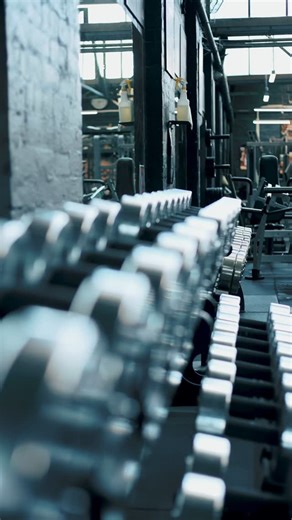 Upper body slay day in 15 seconds 😏 When a slick back bun is ‘SLICKING’, you know she’s training hard ✌🏻 Gym: @dohertysgym 📸: @nxt_gen_productions #bodybuilder #ifbb #bikinicompetitor #fitness #gymworkout #ifbbpro | Laura Young